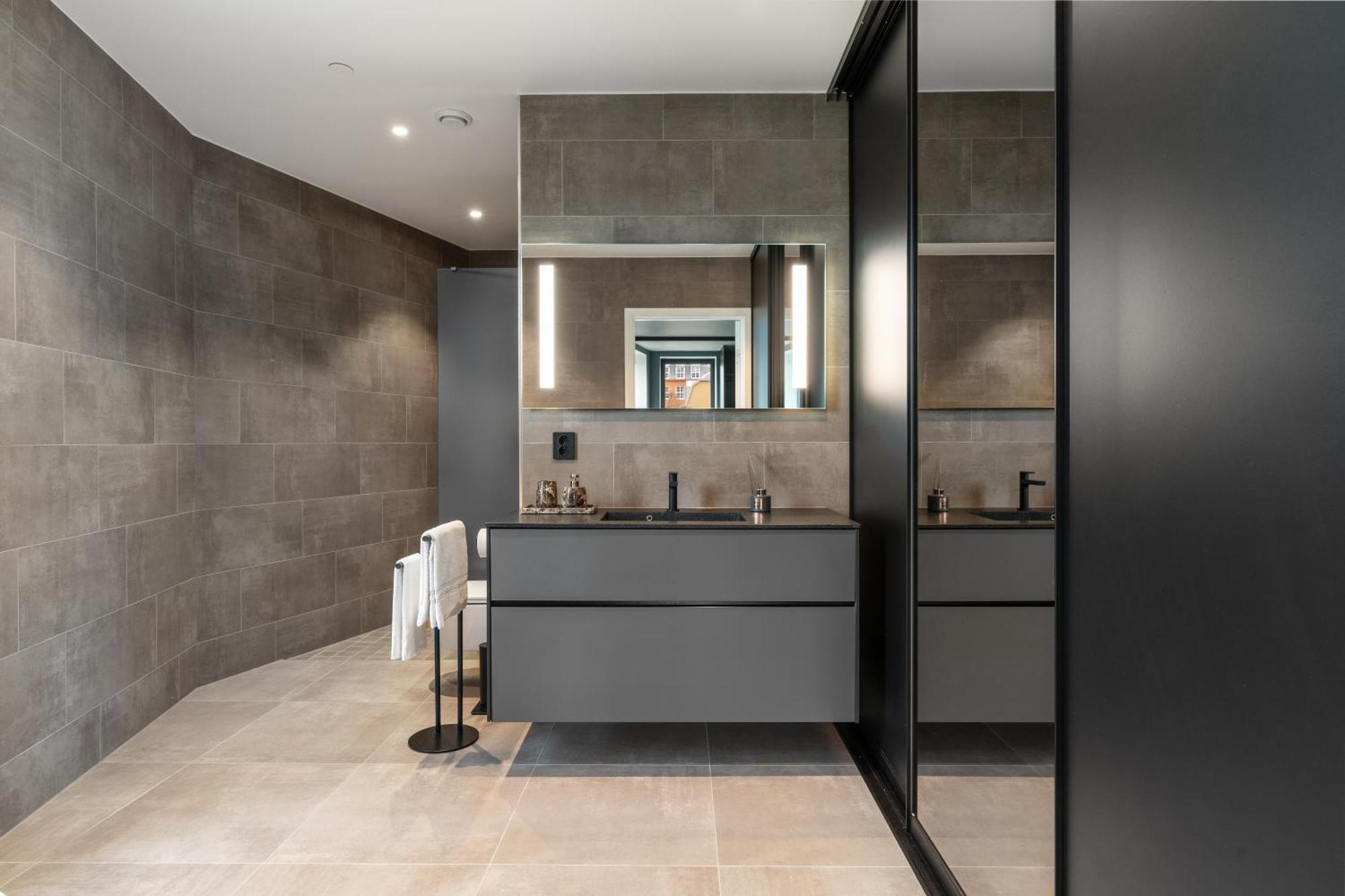 Luxury Apartment Downtown Tromso With 2 Bedrooms And 2 Bathrooms And Parking ภายนอก รูปภาพ